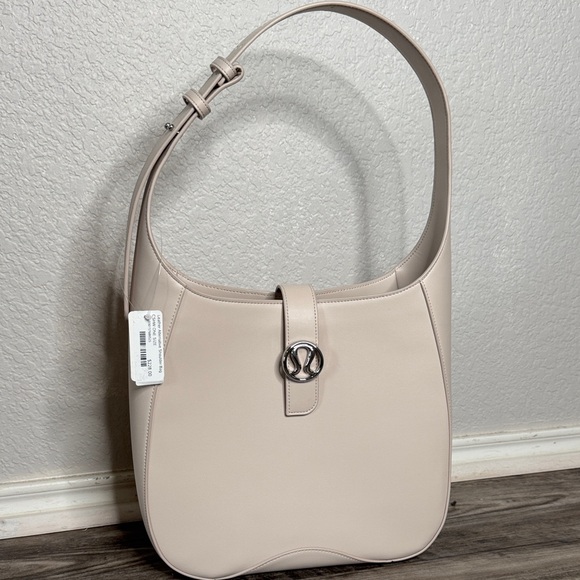 Lululemon Leather Alternative Shoulder Bag 8L Cream Cashew - Picture 2 of 11